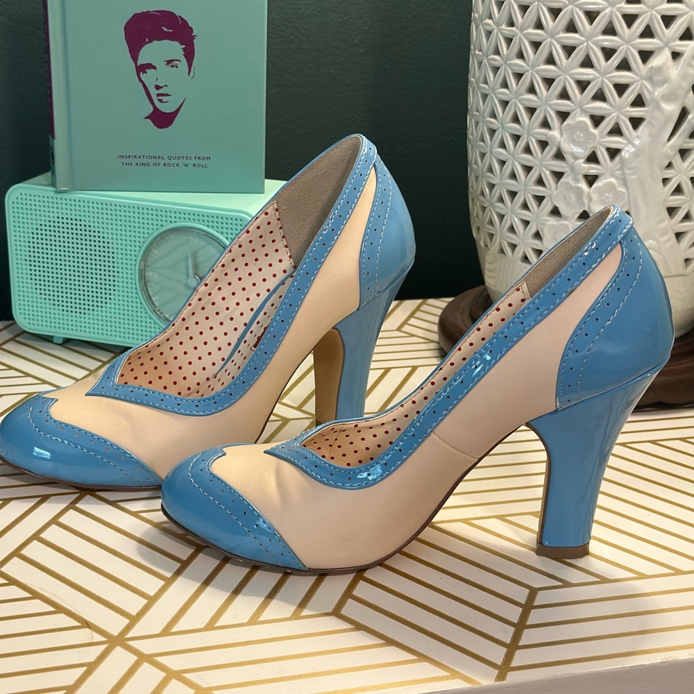 Baby blue and cream Bait pumps